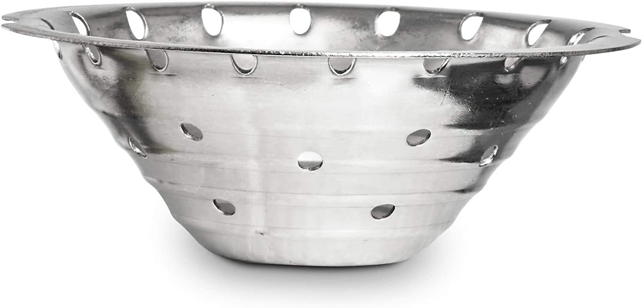 Ein silbernes Metallsieb mit vielen Löchern. Das Sieb ist schüsselförmig.