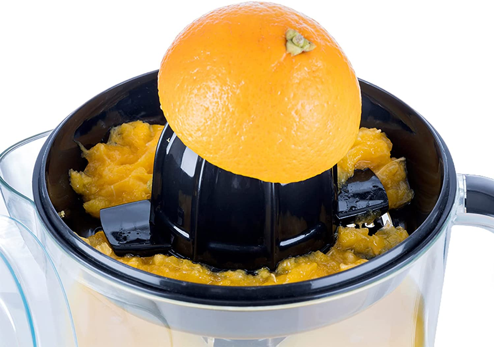 Eine Orange auf einer Saftpresse. Die Saftpresse hat einen schwarzen Teil. Orangenpülpe ist sichtbar.