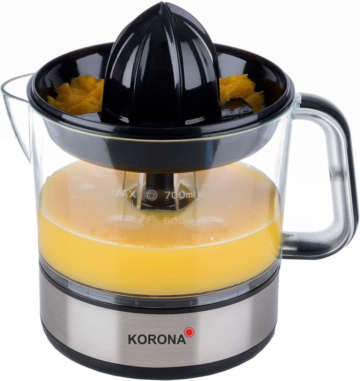 Entsafter mit Orangensaft. Der Entsafter ist transparent mit schwarzem Deckel und der Marke Korona.
