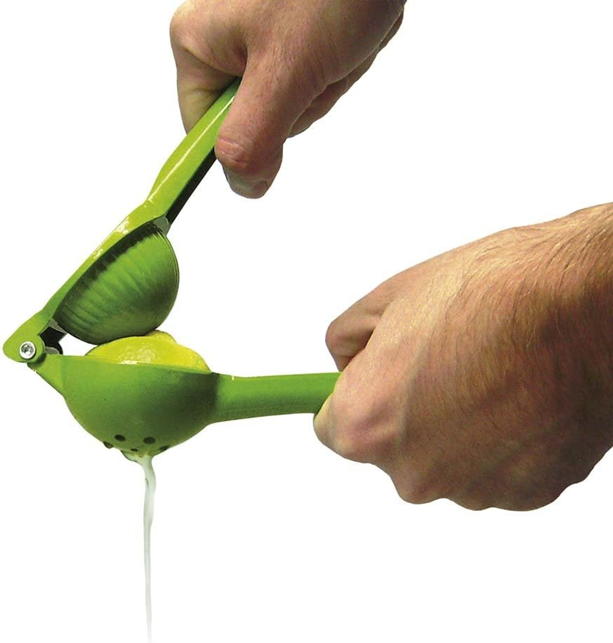 Hände pressen eine Limette mit einem grünen Limettenpresser aus. Saft fließt heraus.