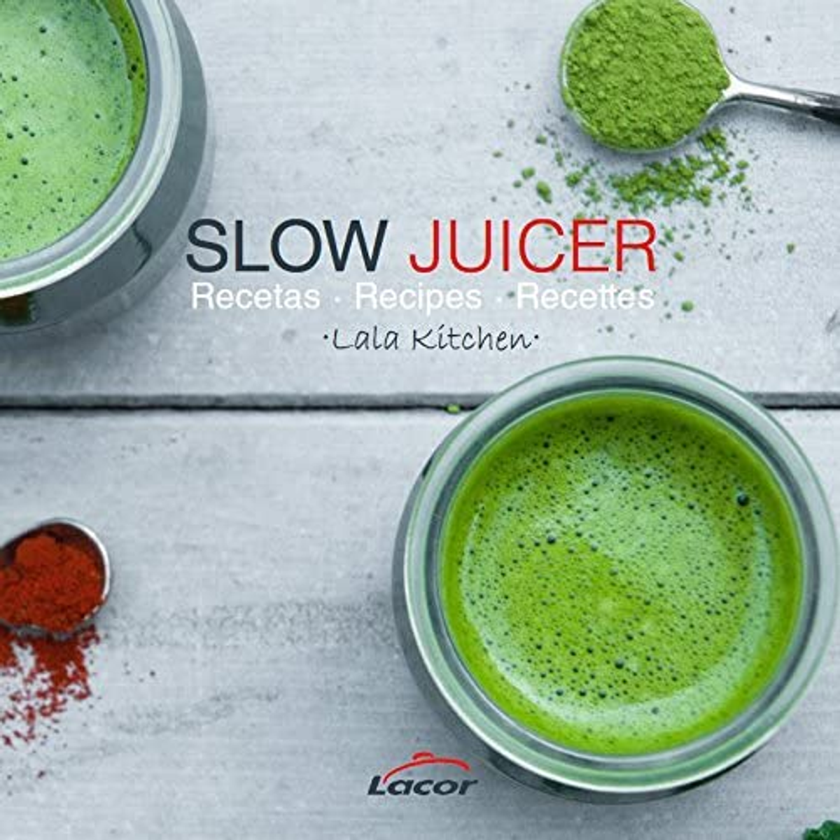 Bebida de matcha verde en cuencos, con una cucharada de polvo de matcha y texto.