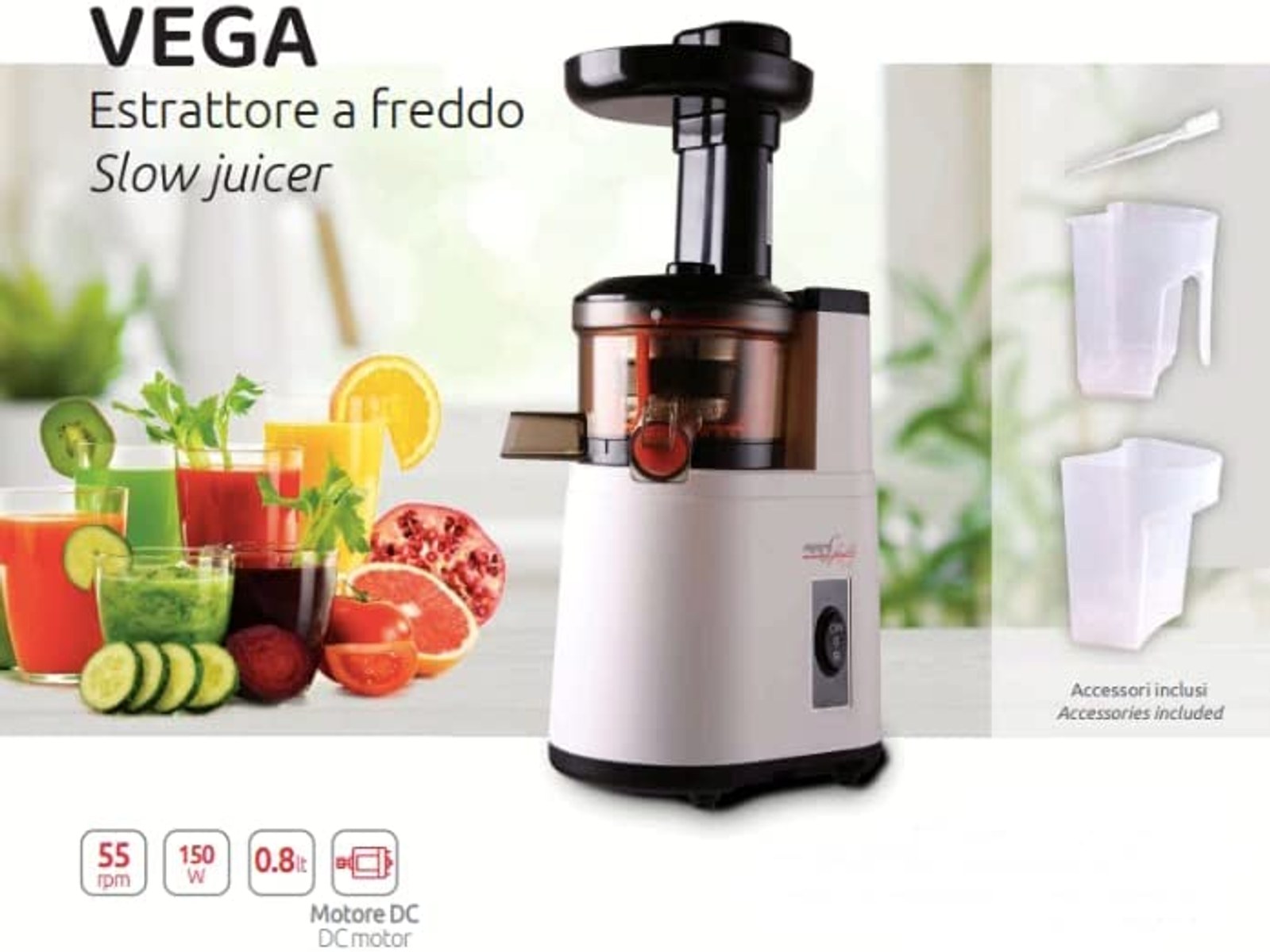 Una licuadora con frutas y zumos. Texto: VEGA. Extractor a freddo, Slow juicer. Accesorios incluidos.