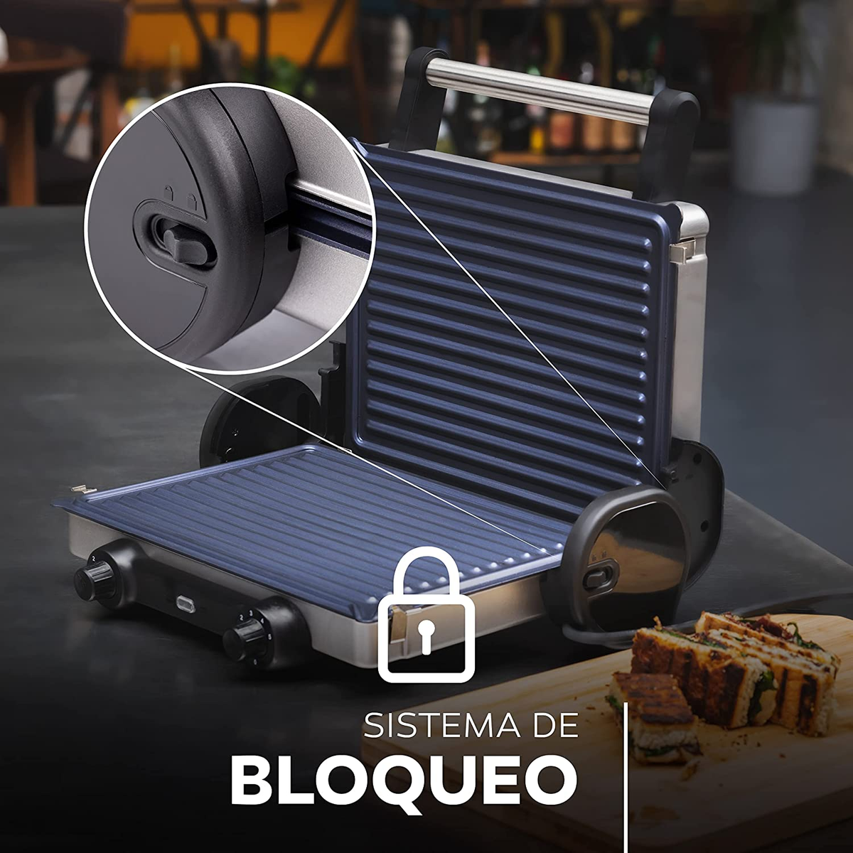 Una prensa panini negra y plateada con un símbolo de candado. Sándwiches cortados sobre tabla.