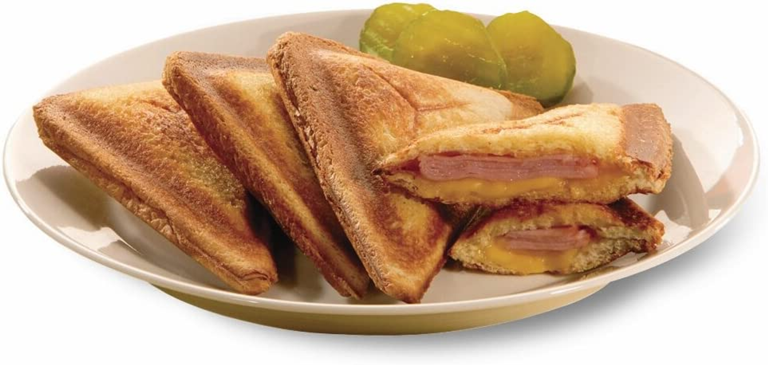 Un plato con tres sándwiches cortados por la mitad y dos pepinillos. Los sándwiches tienen jamón y queso.
