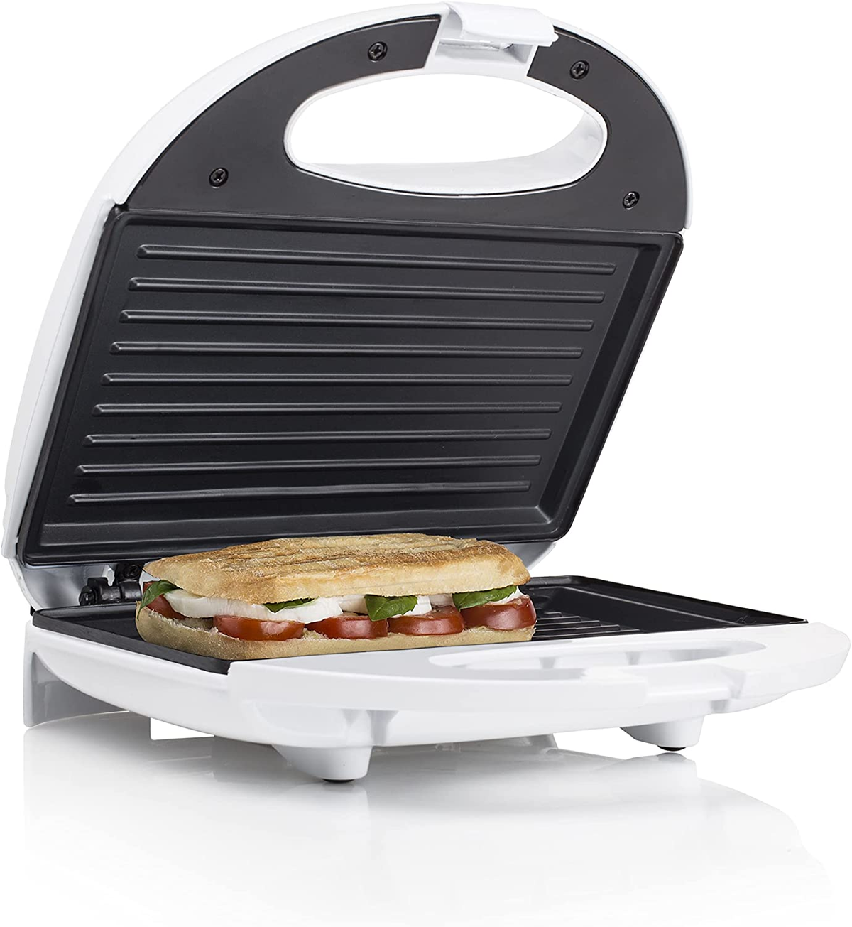 Sandwich maker bianco con sandwich. Sfondo bianco.