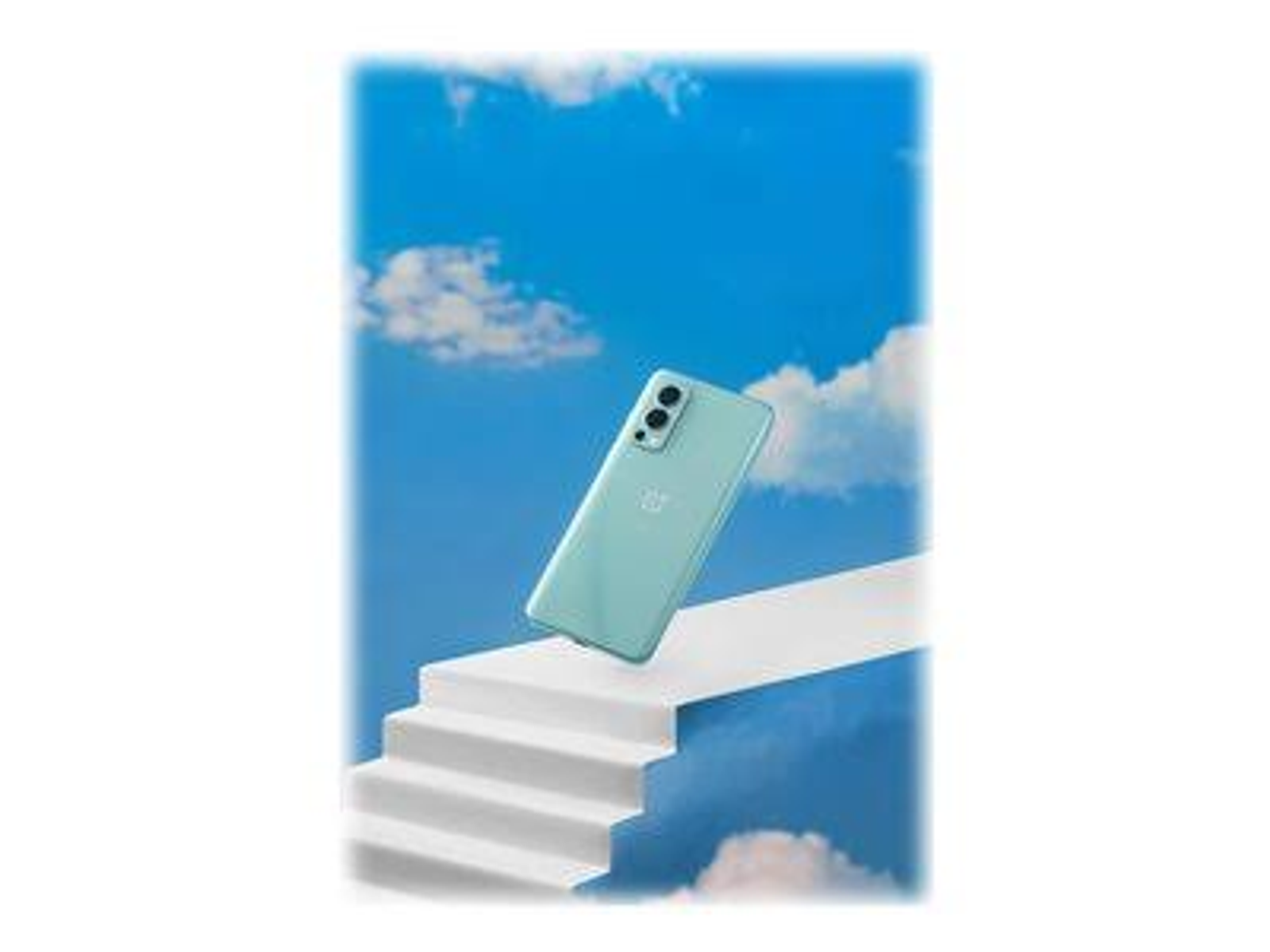 Turkusowy telefon na białych schodach na tle błękitnego nieba. Telefon jest pochylony.