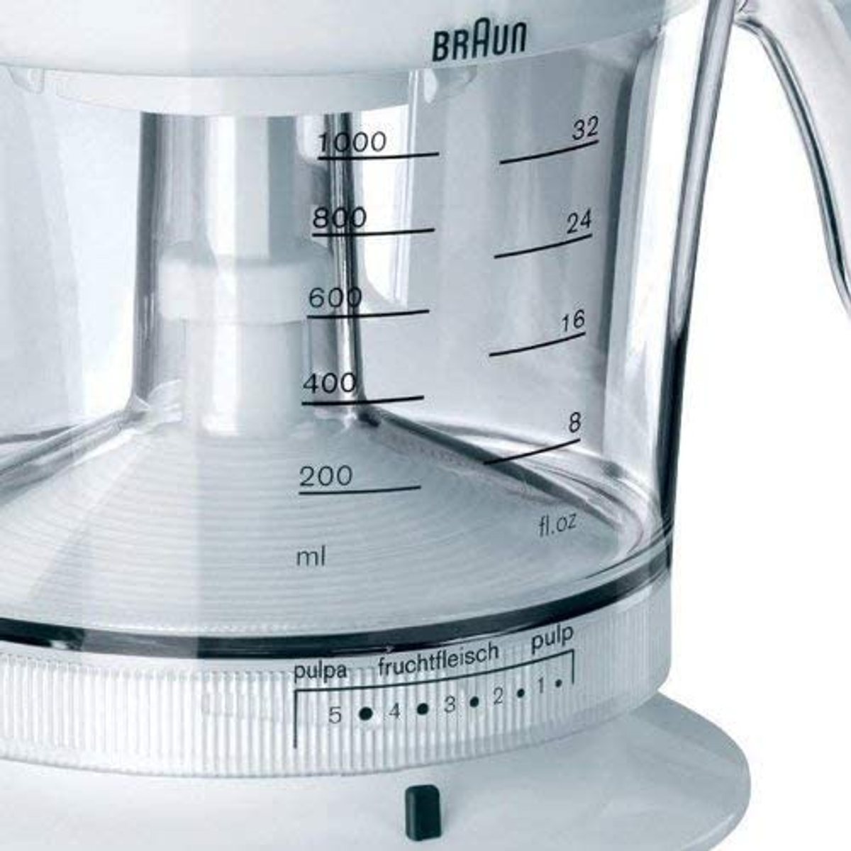 Nahaufnahme eines weißen Braun-Entsafters mit Markierungen. Die Fruchtfleischeinstellung ist sichtbar.