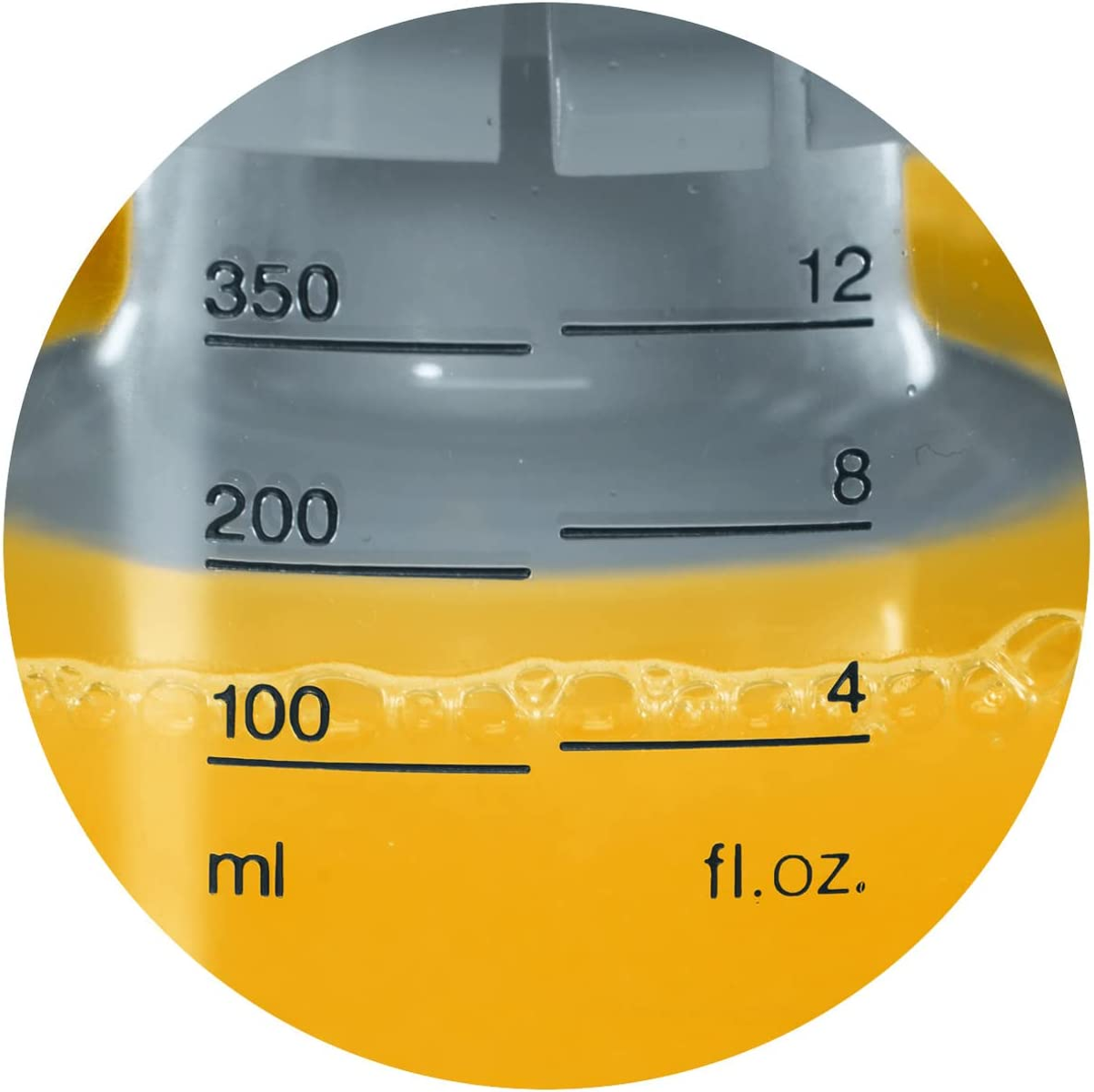 Messbecher mit orangefarbener Flüssigkeit. Es hat ml- und fl. oz.-Messungen.