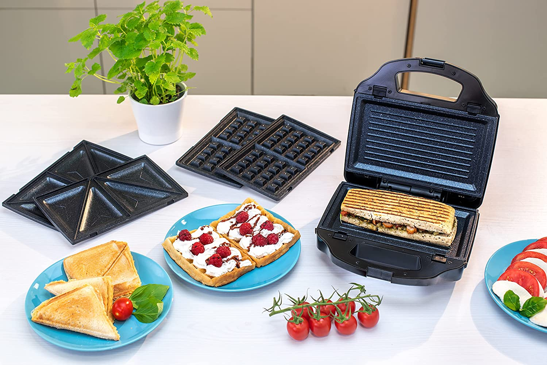 Una macchina per sandwich con waffle e panini con ingredienti.