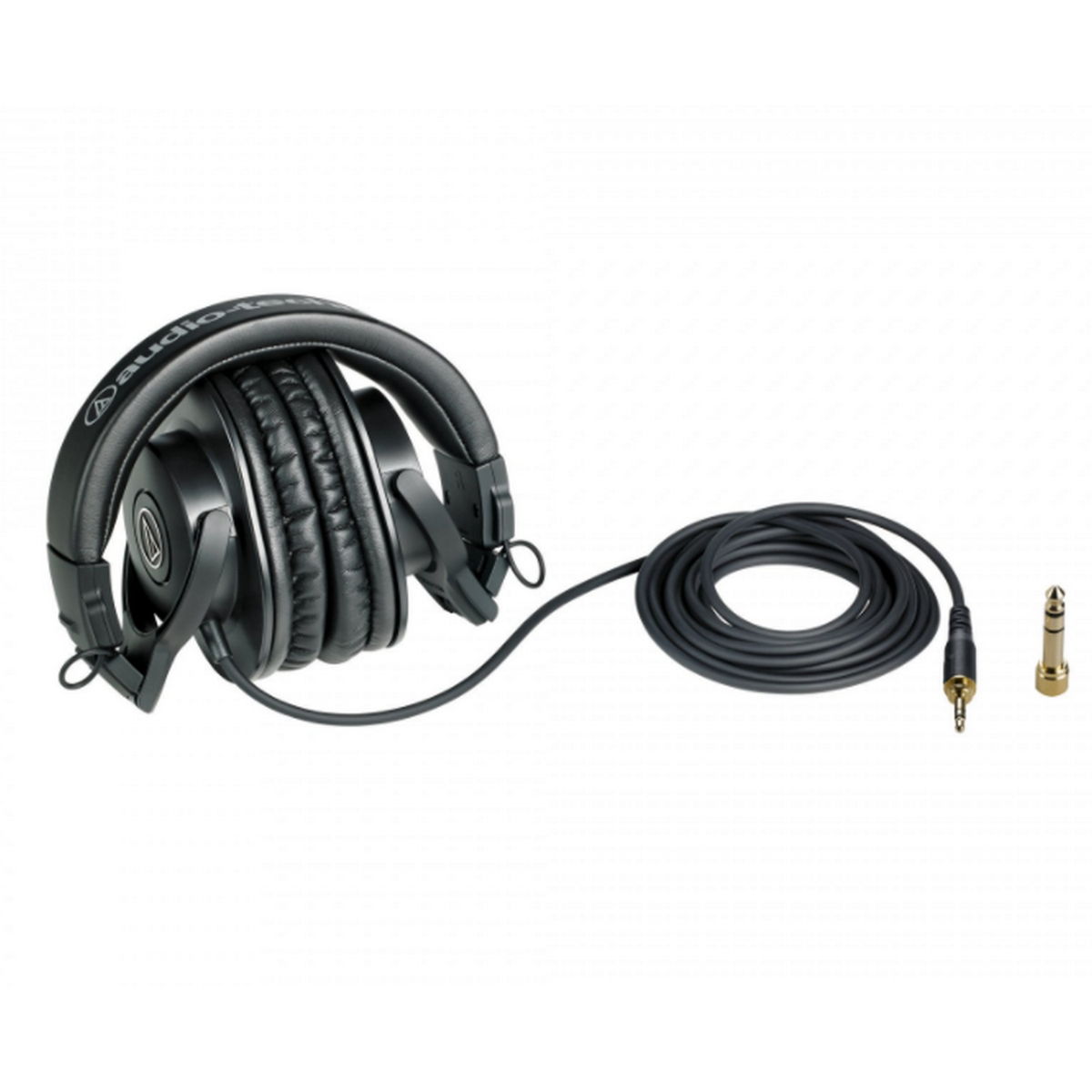 Schwarze Kopfhörer mit Kabel und Klinke. Die Kopfhörer befinden sich auf weißem Hintergrund.