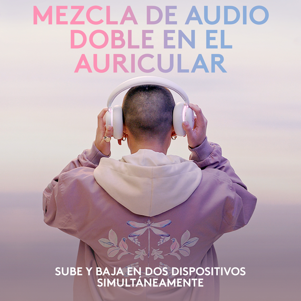 Osoba w białych słuchawkach, tekst w języku hiszpańskim.