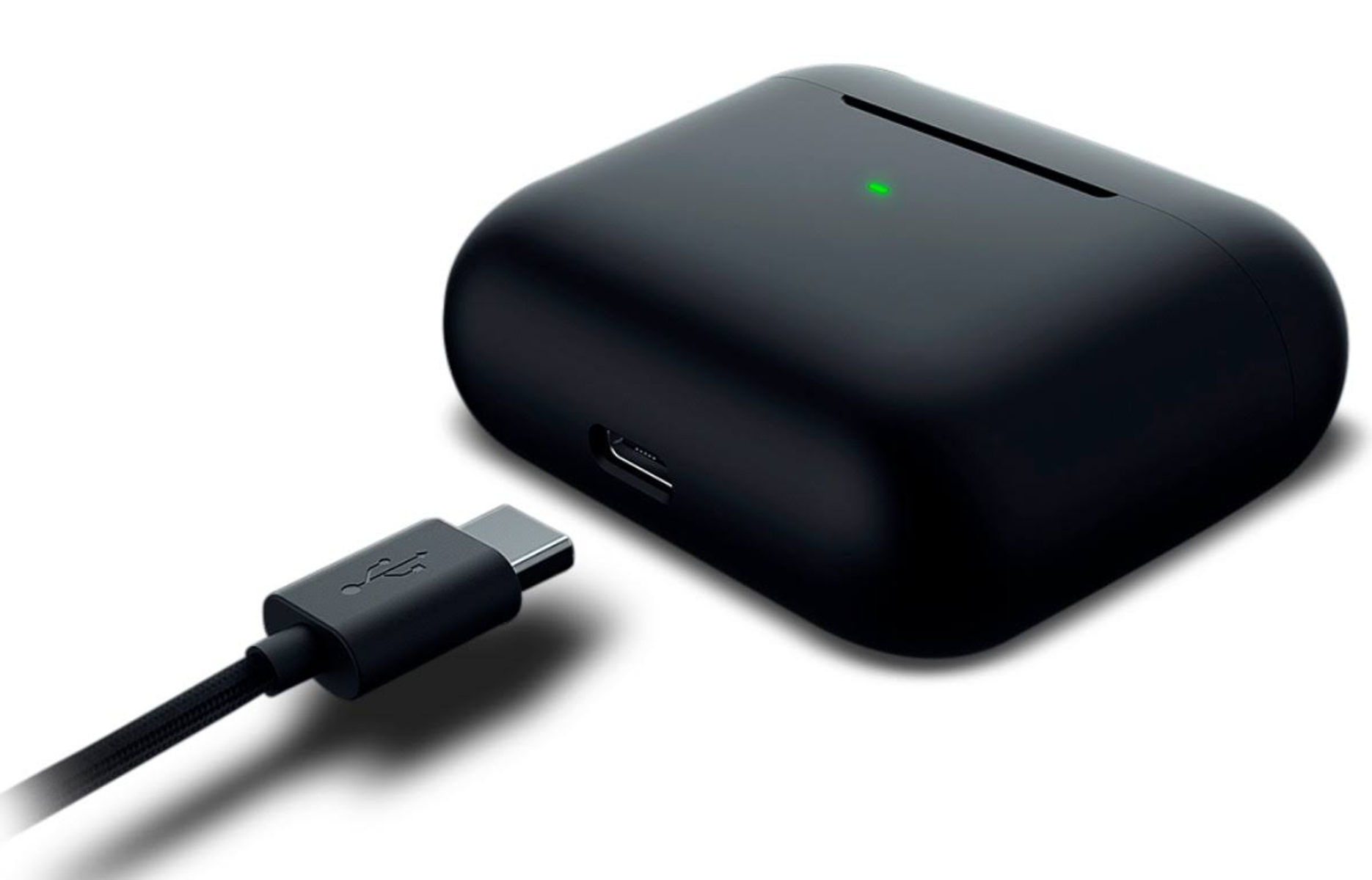 Czarna obudowa ładująca z podłączonym kablem USB-C i zielonym światłem ładowania.
