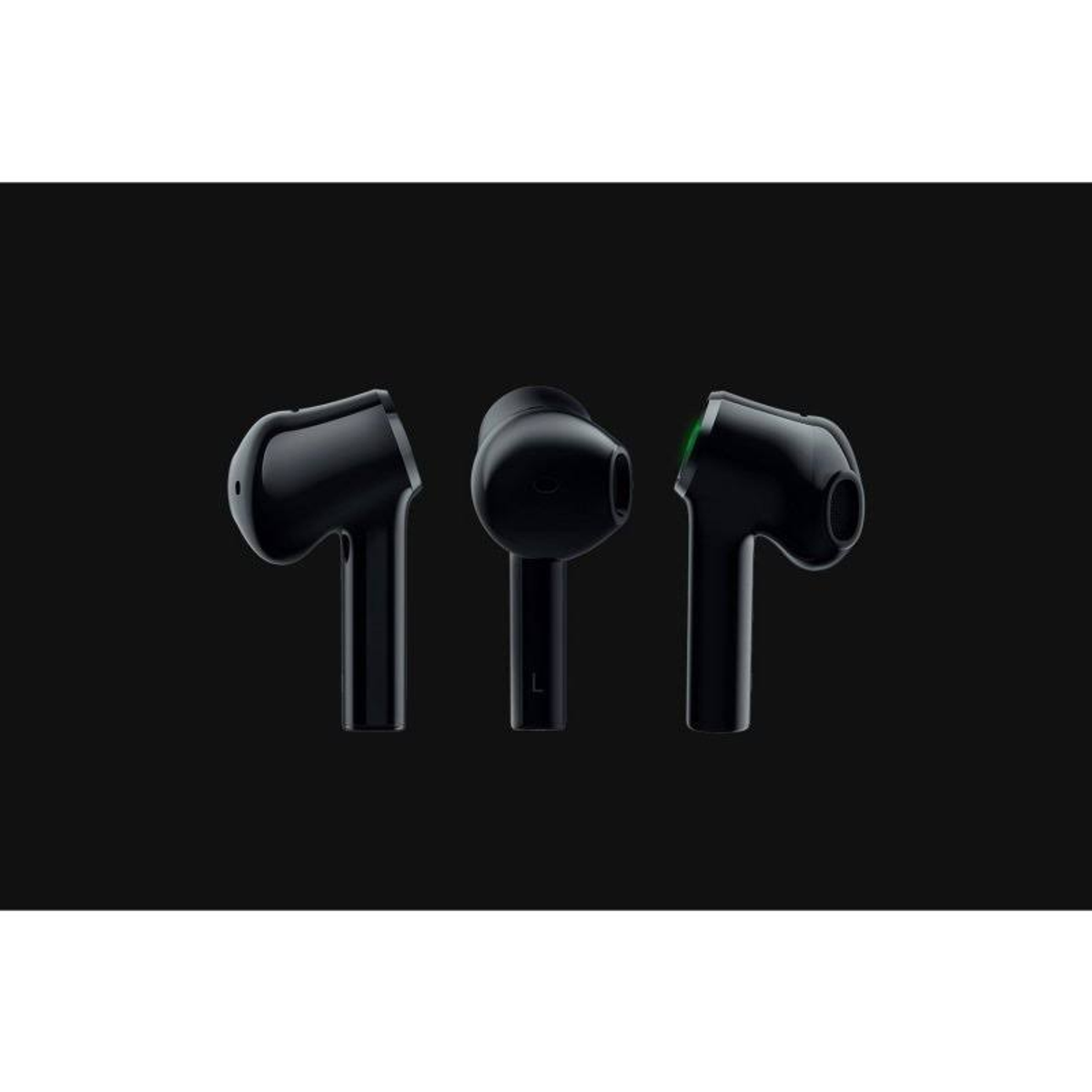 Trzy czarne bezprzewodowe słuchawki na czarnej powierzchni, odizolowane.