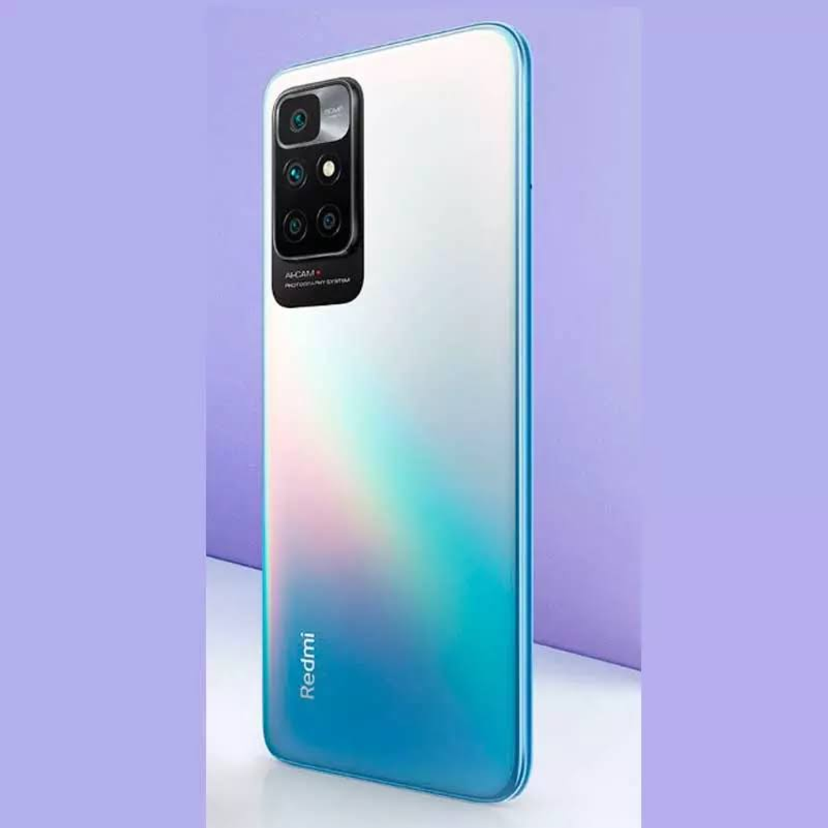 Viene mostrato un telefono Redmi bianco e blu, che mostra il retro con fotocamera e sfumatura.