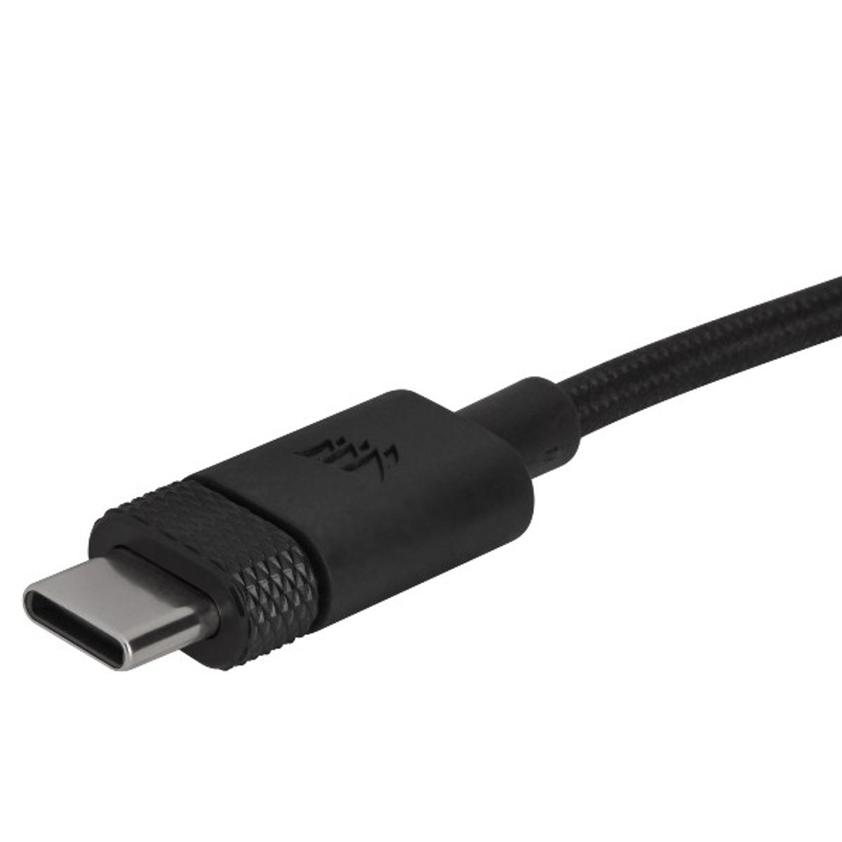 Zbliżenie czarnej wtyczki kabla USB-C. Złącze jest czarne, ze srebrną końcówką.