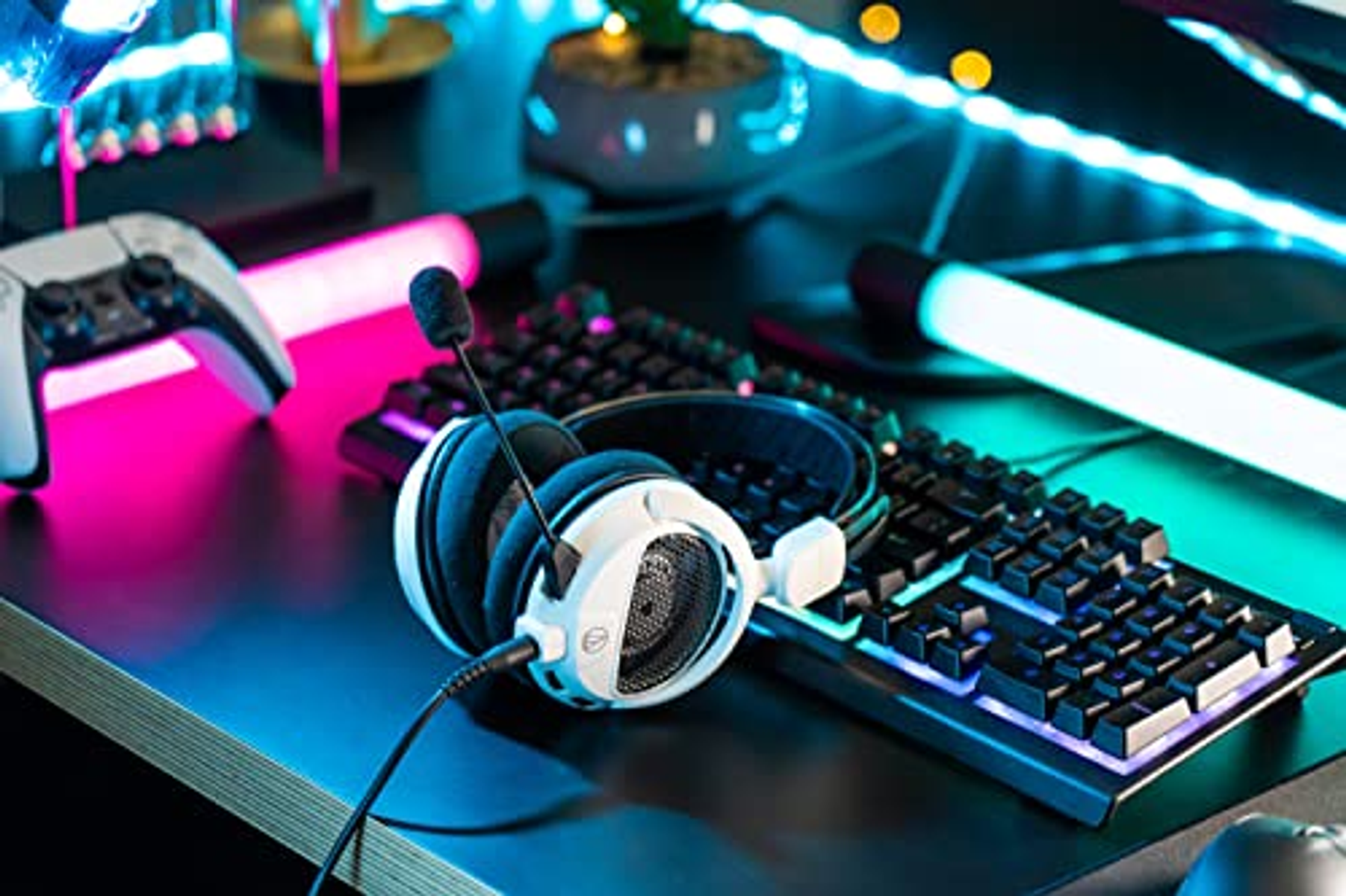 Konfiguracja do gier ze słuchawkami, klawiaturą, kontrolerem i oświetleniem otoczenia.