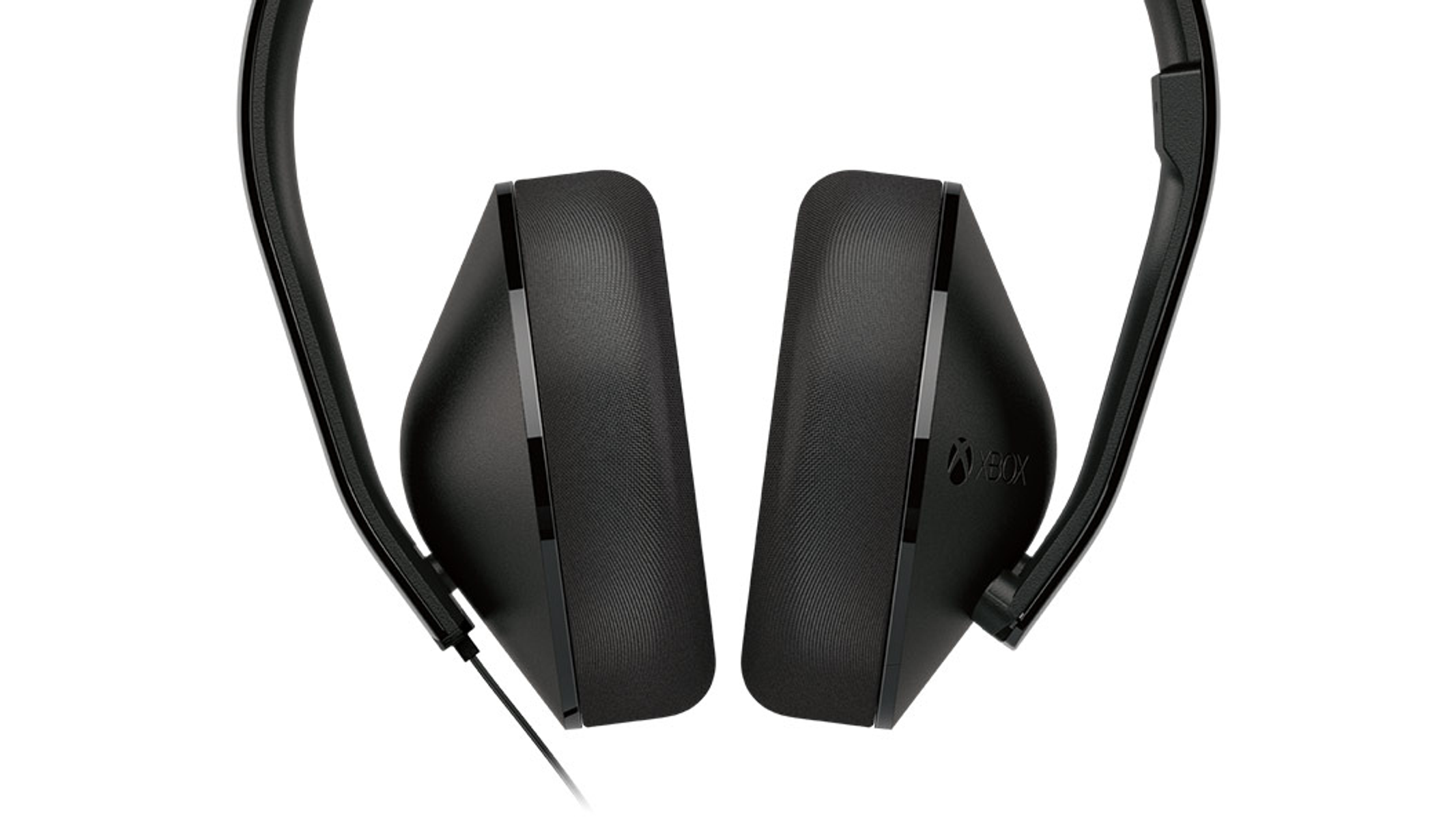 Auriculares gaming negros, vista frontal, sobre fondo blanco.
