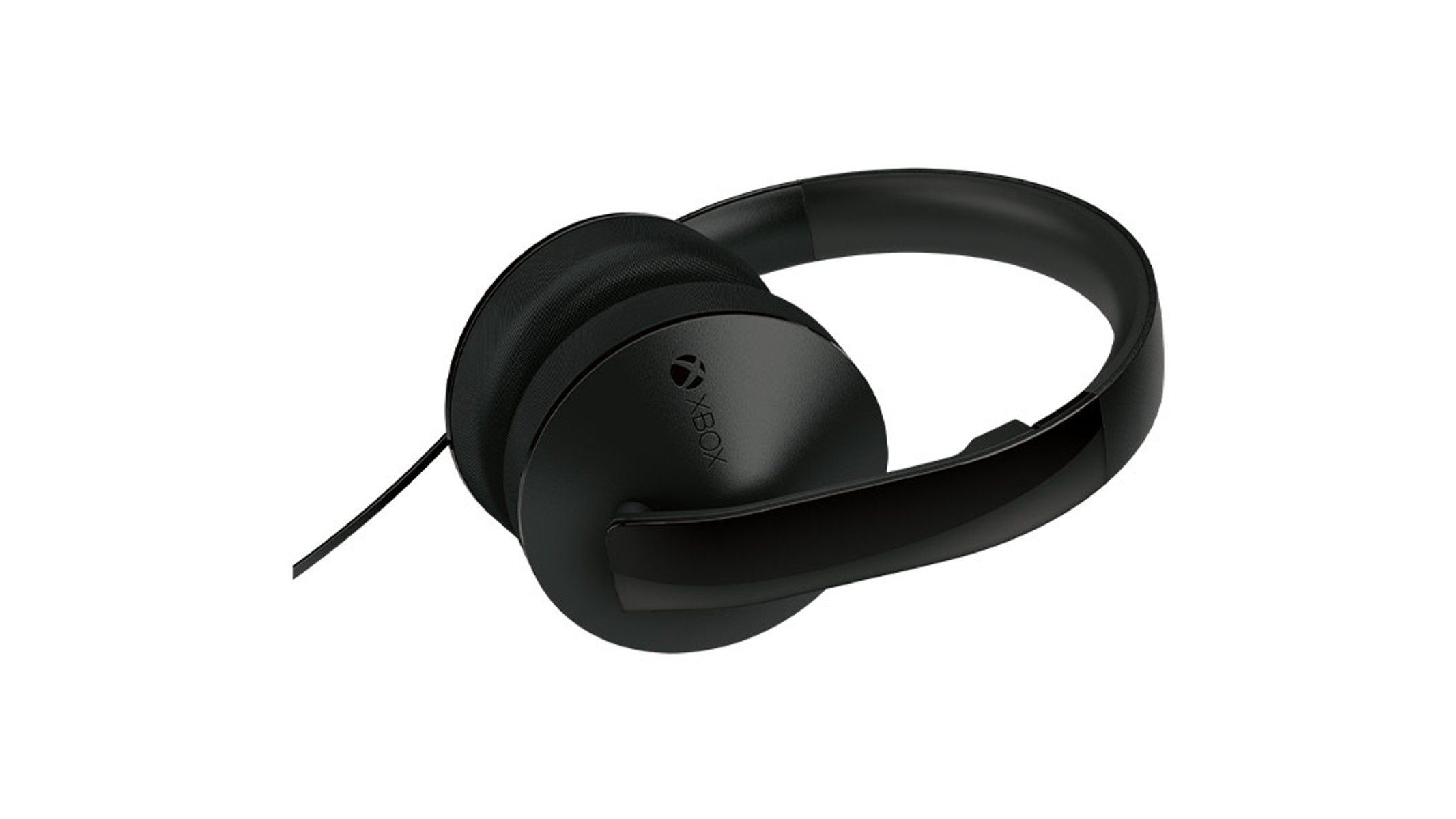 Auriculares Xbox negros sobre fondo blanco. Los auriculares son con cable y desplegados.