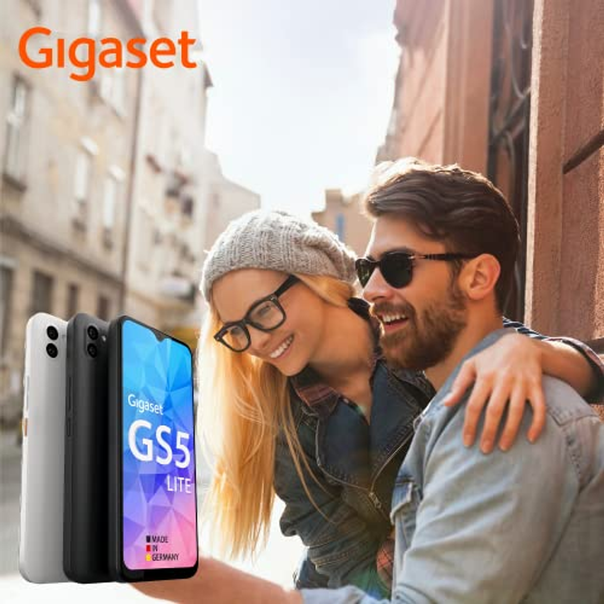 Paar hält ein Telefon mit Telefonmodellen, das einen Telefonbildschirm zeigt.
