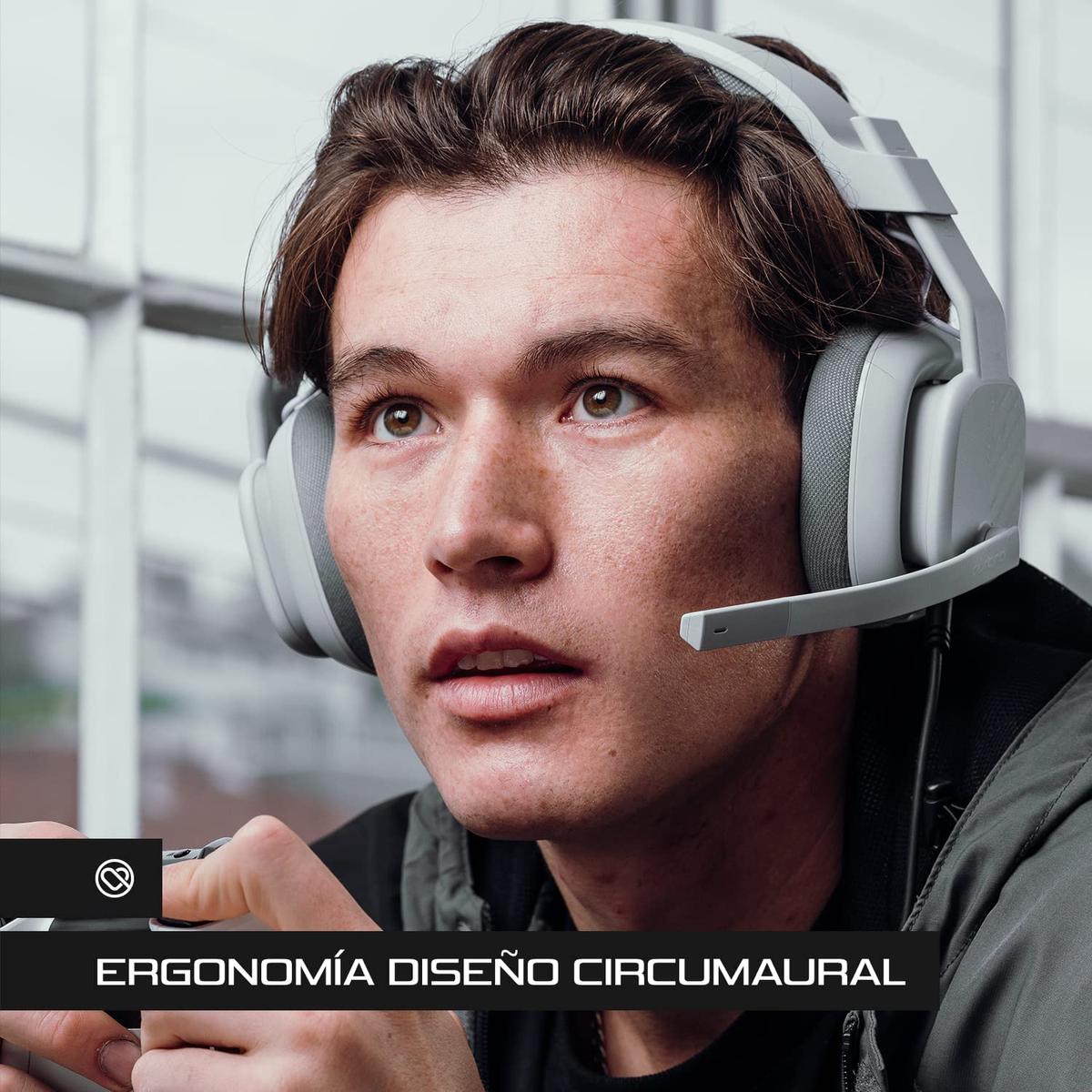 Mężczyzna w szarym zestawie słuchawkowym. Tekst: Ergonomía diseño circumaural.