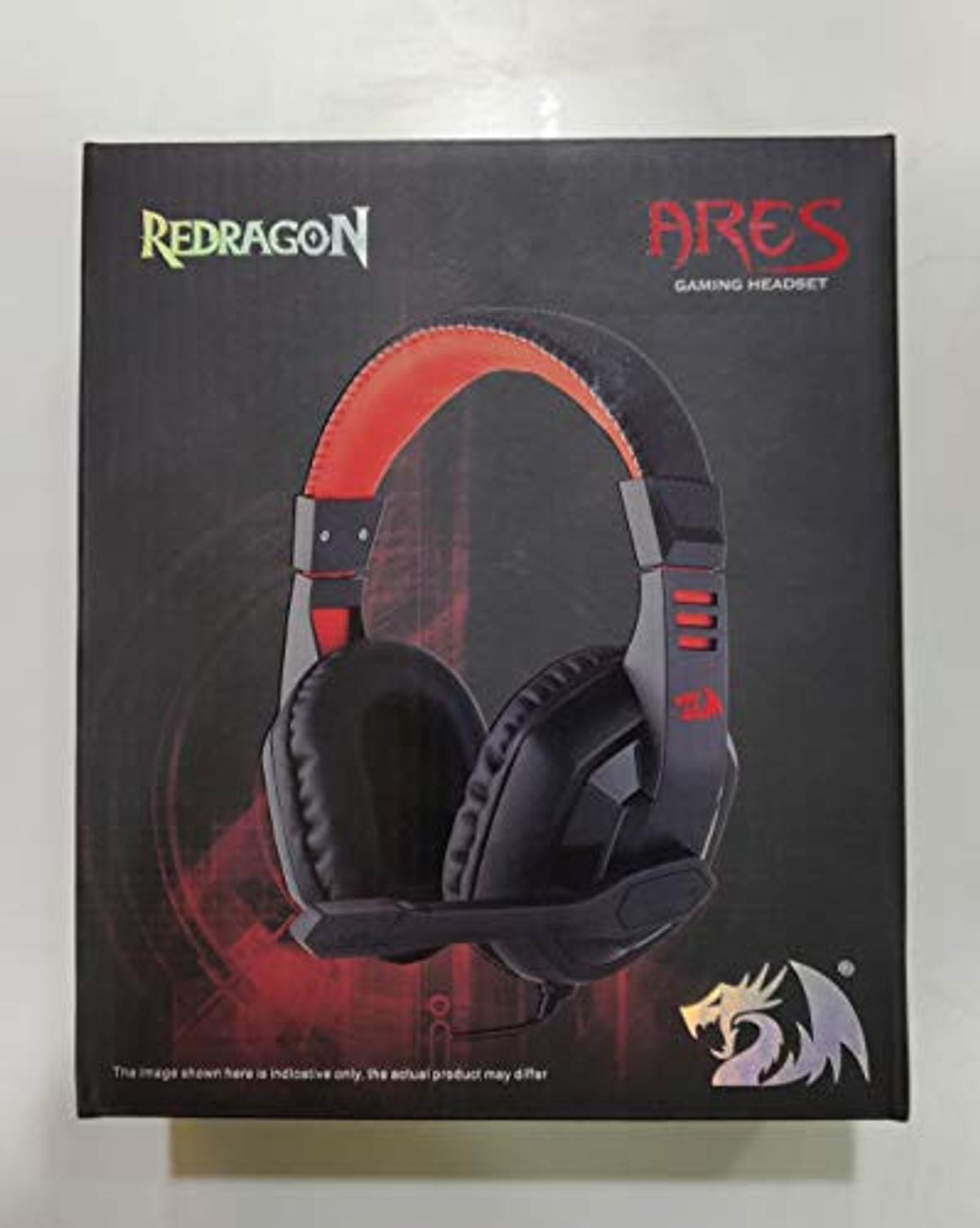Caja de auriculares gaming Redragon Ares. Imagen de auriculares en la parte delantera. Fondo negro, detalles rojos.