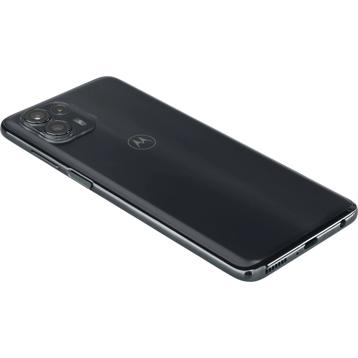 Zwarte smartphone met drie camera's linksboven. Motorola-logo op de achterkant. De telefoon staat iets schuin.