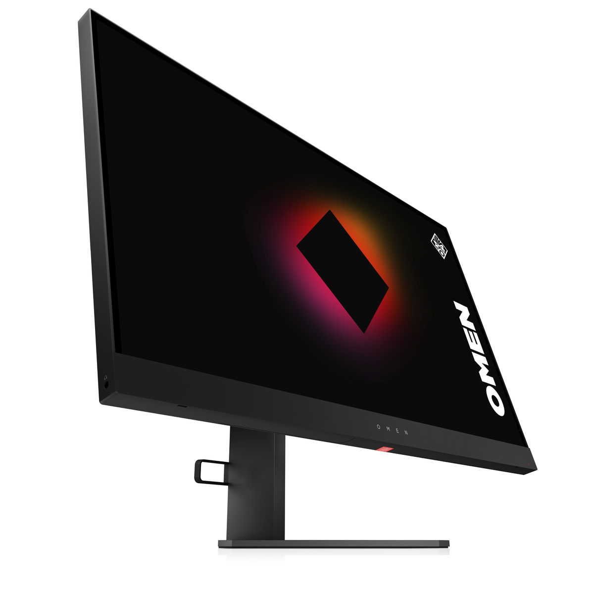 Widok pod kątem czarnego monitora komputera z logo OMEN na czarnym stojaku, białe tło.