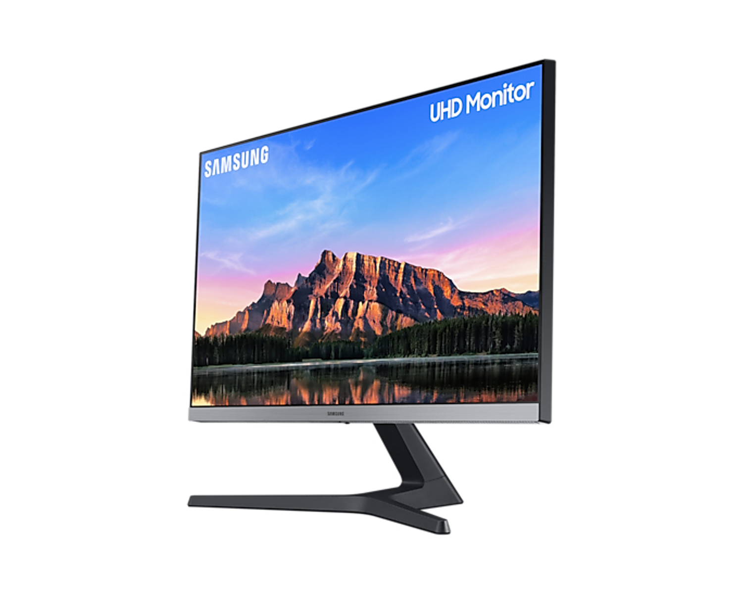 Un monitor Samsung UHD che mostra un paesaggio montano. Supporto nero con base argentata.