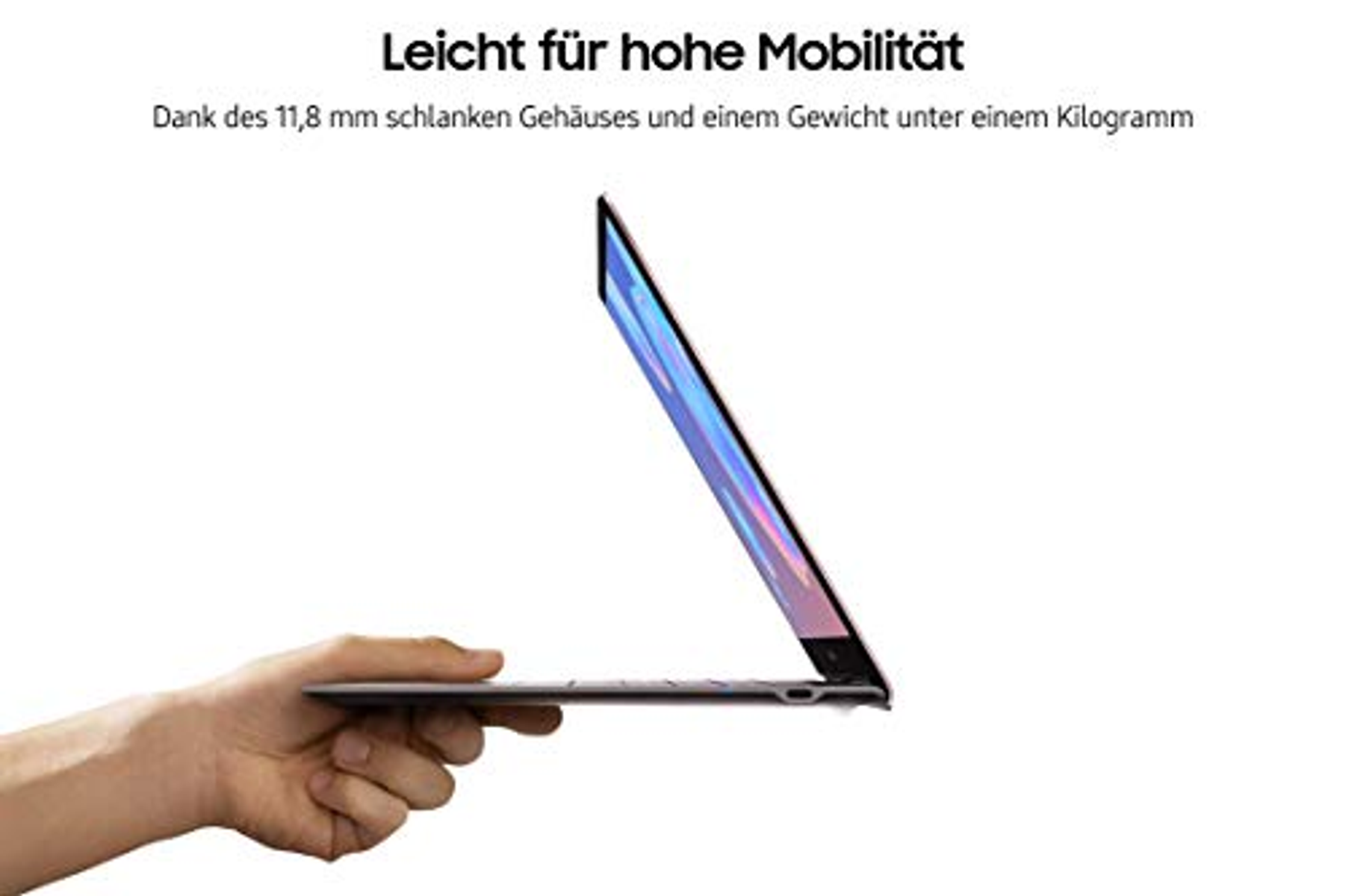 Laptop von Hand gehalten, offen, nach oben abgewinkelt, hell, Text über Mobilität.
