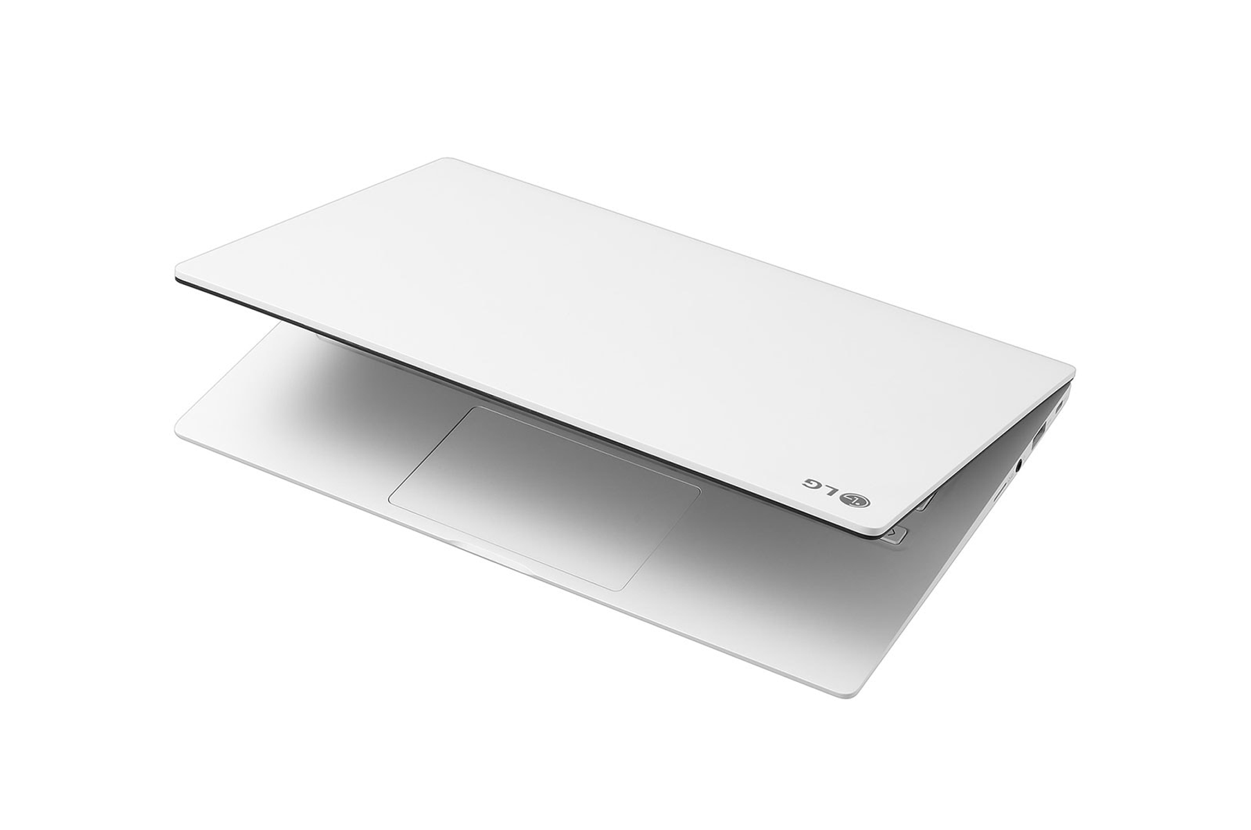Laptop blanco, parcialmente abierto, vista superior. Logo LG, fondo blanco.