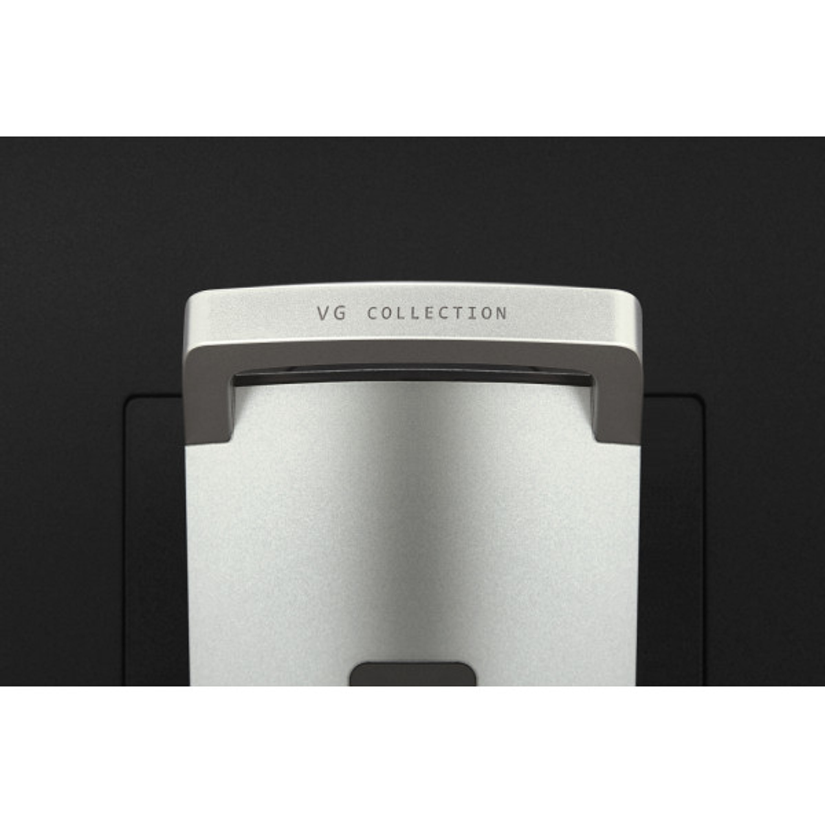 Supporto monitor argento e nero con etichetta 'VG COLLECTION'.