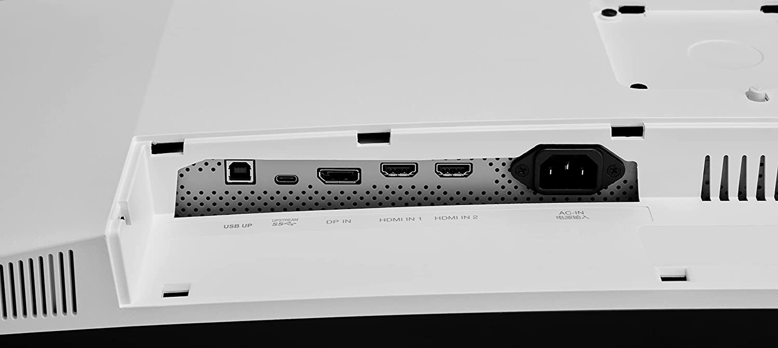 Tył białego monitora. Porty obejmują USB, DP, HDMI i zasilanie.