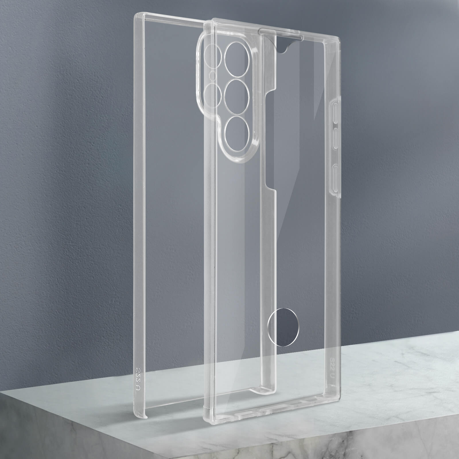 Un étui de téléphone transparent. L'étui de téléphone est en plastique transparent. Il est posé sur une surface blanche.