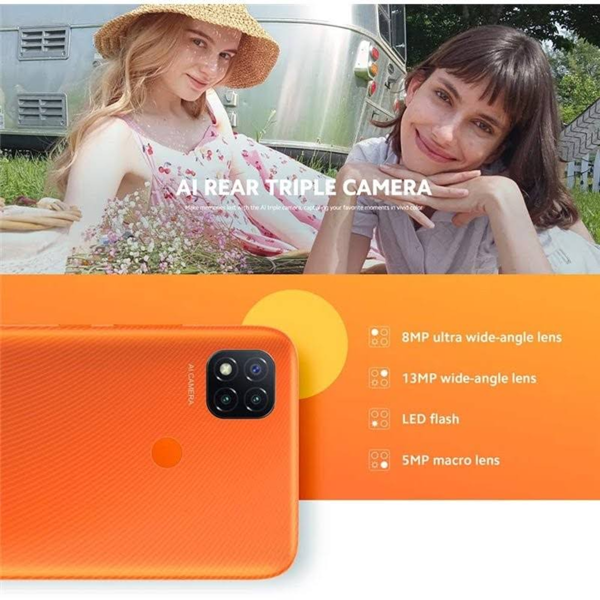 Zwei lächelnde Frauen, eine mit Hut, und ein orangefarbenes Telefon mit drei Kameras.