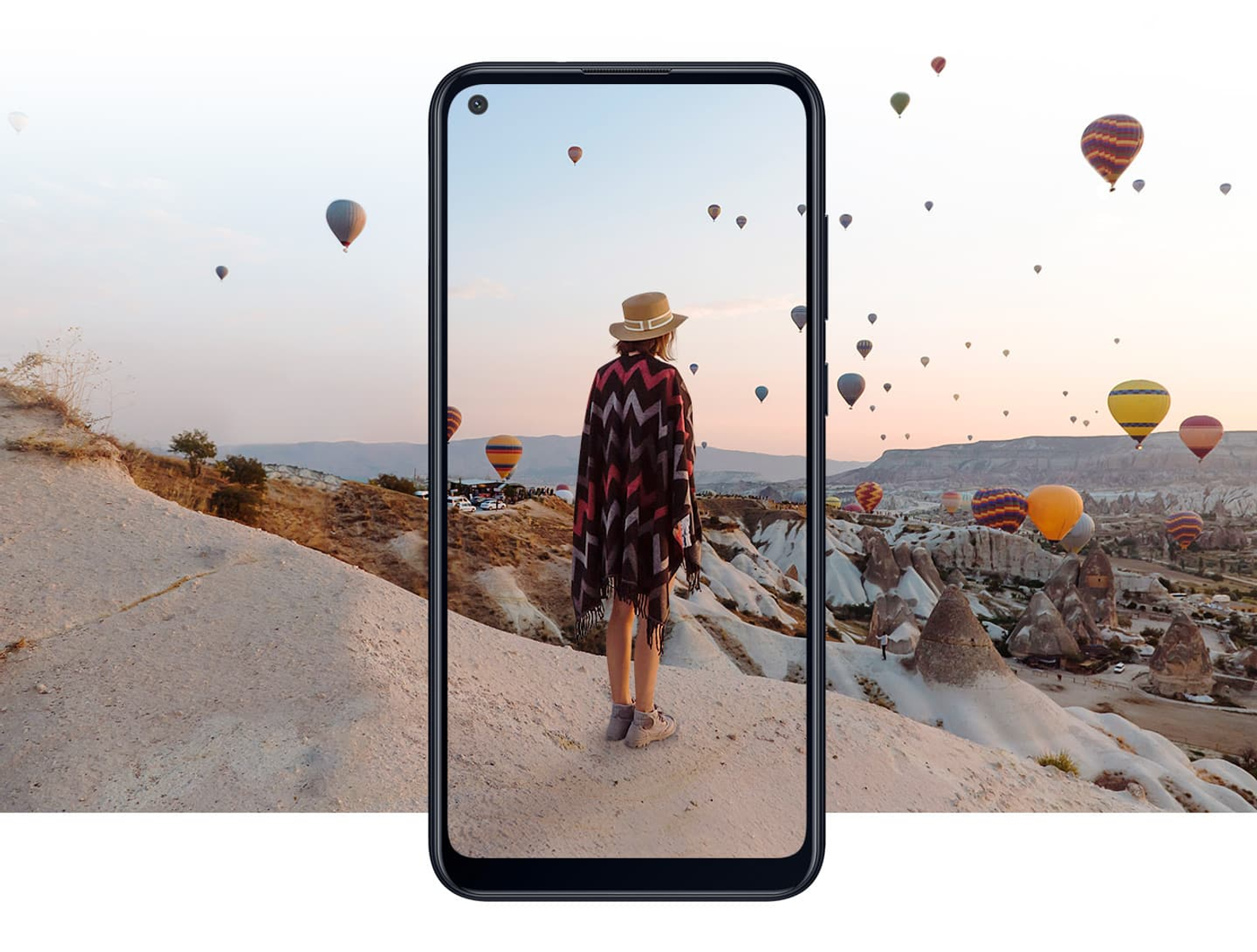 Smartphone mit einer Frau, die Heißluftballons betrachtet, auf weißem Hintergrund.