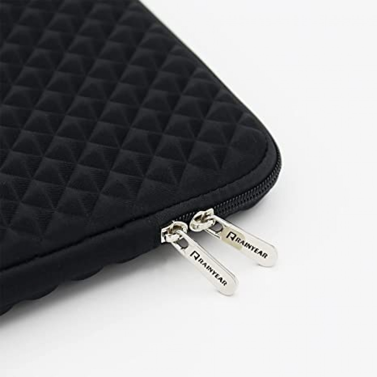 Czarny pokrowiec na laptopa z rombowym wzorem i dwoma srebrnymi zamkami błyskawicznymi "RAINYEAR".