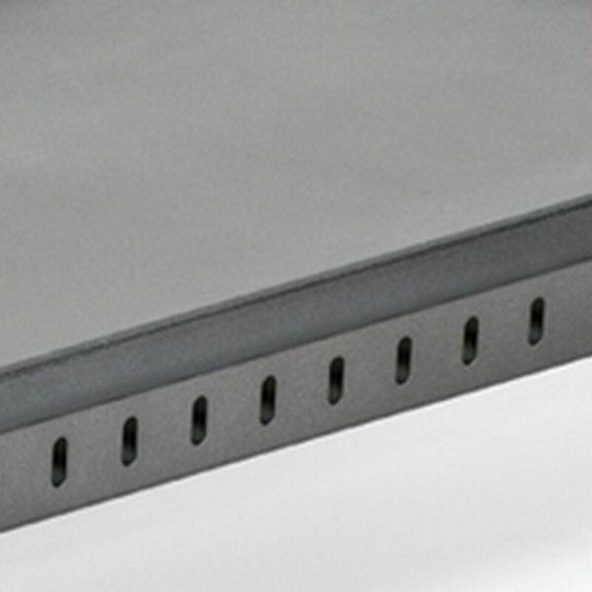 Zbliżenie metalowej konstrukcji z rzędem prostokątnych otworów. Szara powierzchnia, białe tło.