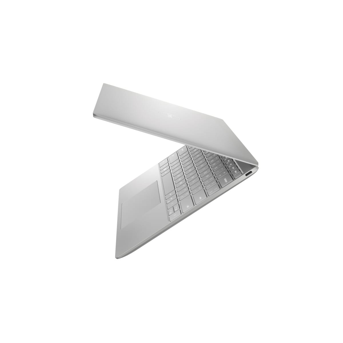 Un portátil plateado, parcialmente abierto y en ángulo, contra un fondo blanco. Se ven el teclado y el panel táctil.