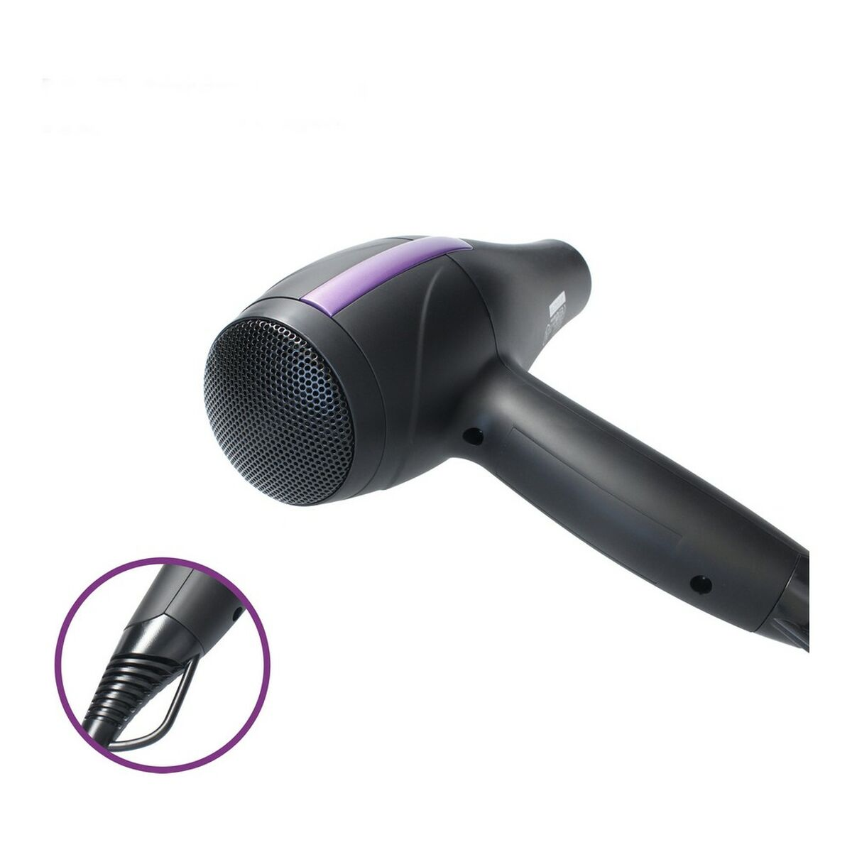 Secador de pelo negro con una franja morada. Primer plano del mango y el cable.