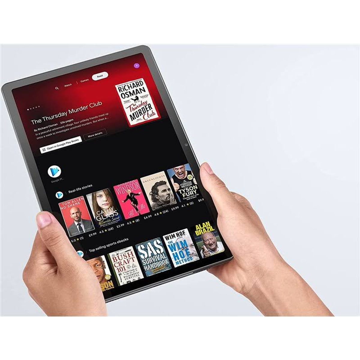 Tablet w dłoniach, wyświetlający okładkę książki. Książki są również pokazane poniżej.