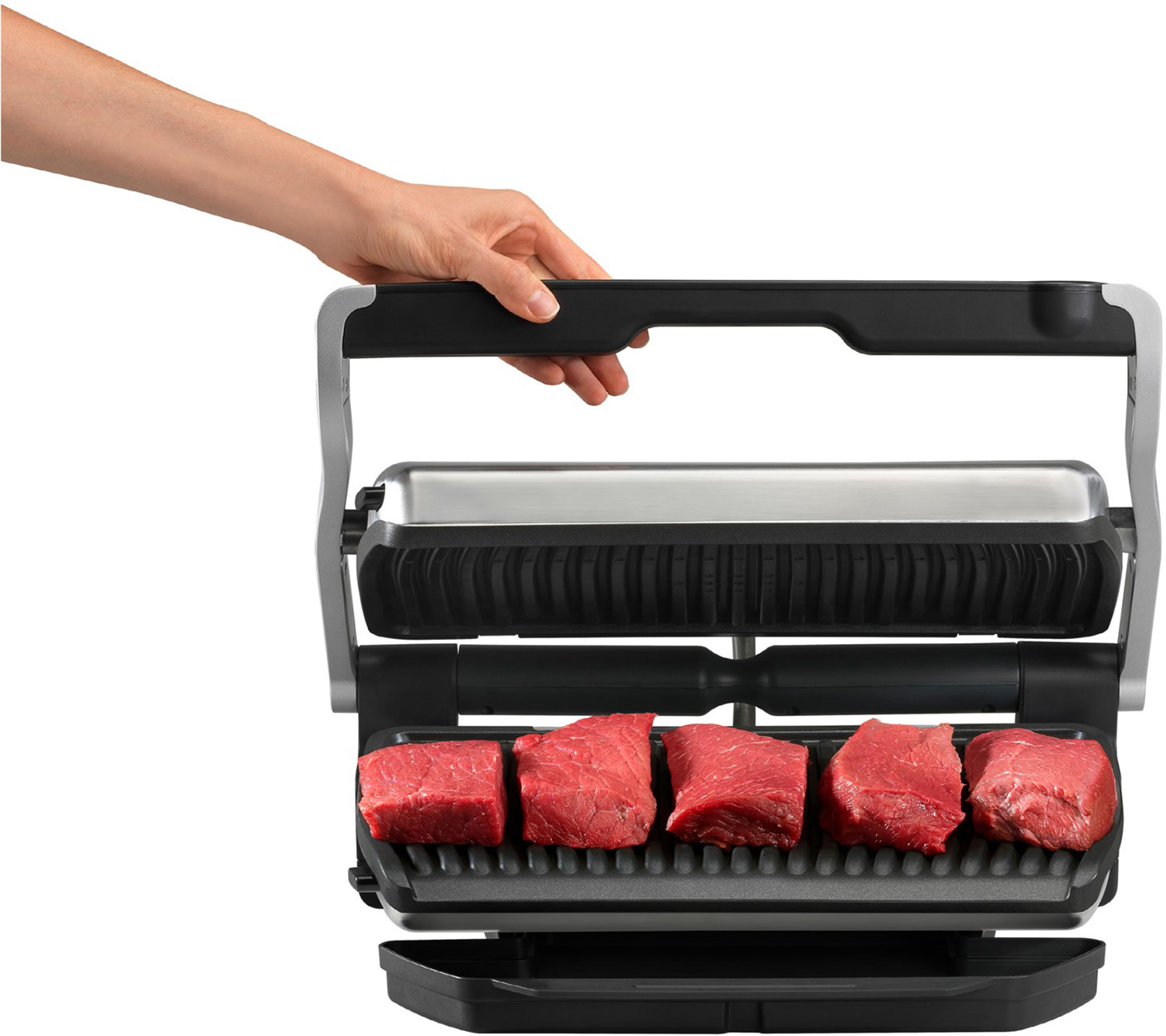 Grill mit rohem Fleisch. Hand greift nach Griff, Fleischstücke auf dem Grill. Weißer Hintergrund.