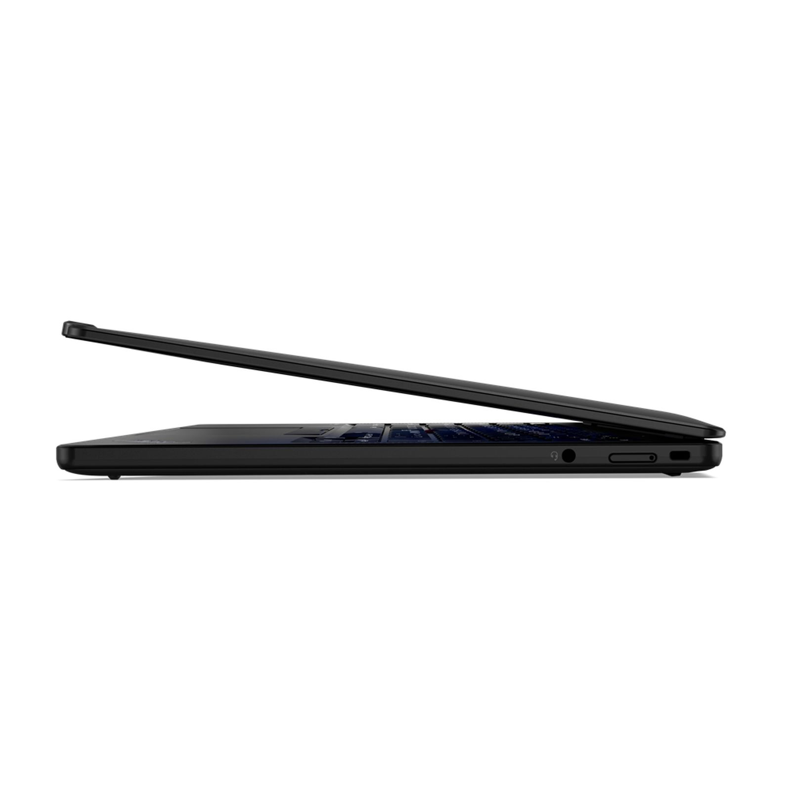 Ein schwarzer Laptop ist von der Seite gesehen, in einem Winkel geöffnet.