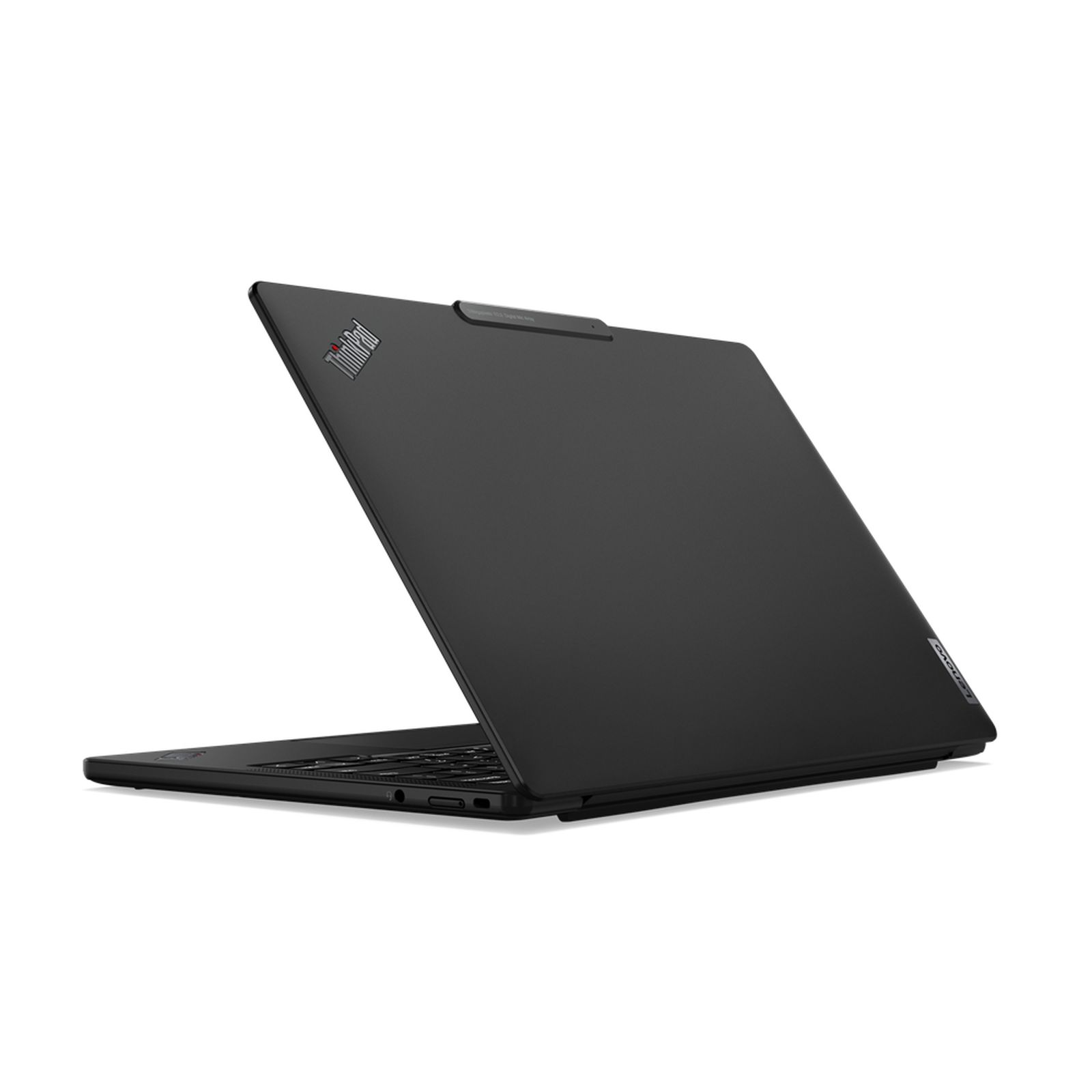Schwarzes Laptop, leicht angewinkelt, zeigt ThinkPad-Logo. Der Bildschirm ist geschlossen. Die Rückseite ist sichtbar.