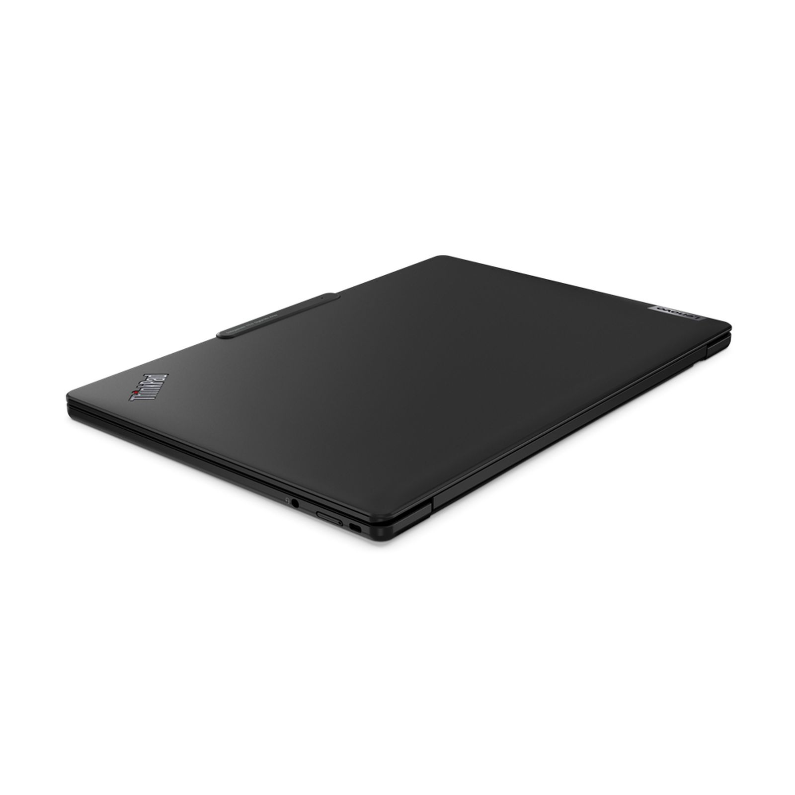 Schwarzer Laptop geschlossen, auf weißer Oberfläche. Lenovo-Logo sichtbar.
