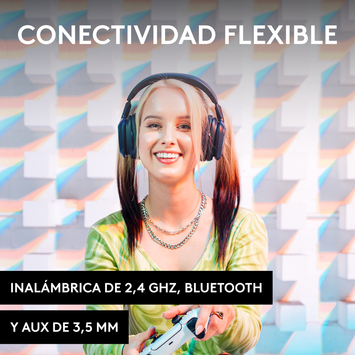 Uśmiechnięta kobieta ze słuchawkami trzymająca kontroler, tekst Conectividad Flexible.