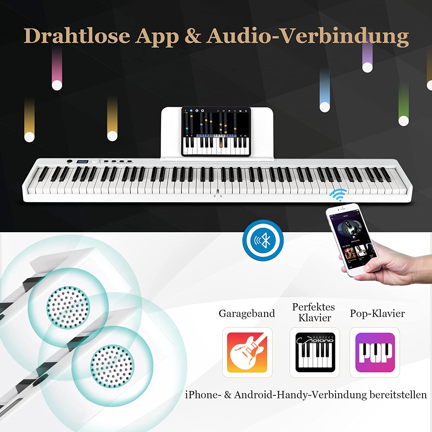 Weißes Digitalpiano mit Tablet, das Noten anzeigt. Ein Telefon zeigt Musik-App. Lautsprecher sind an der Seite.