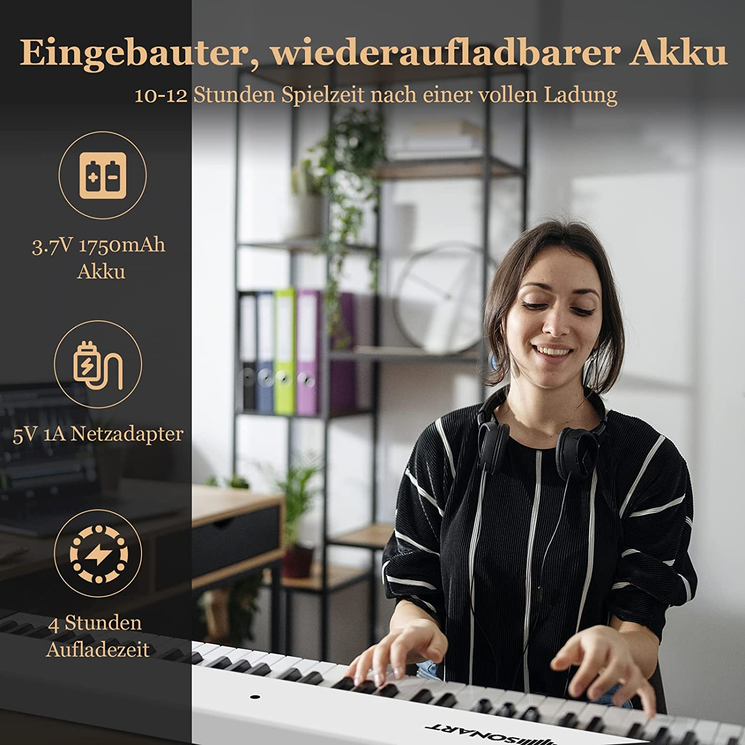 Eine Frau spielt Keyboard, mit Infografiken zu Akku und Adapter des Keyboards.