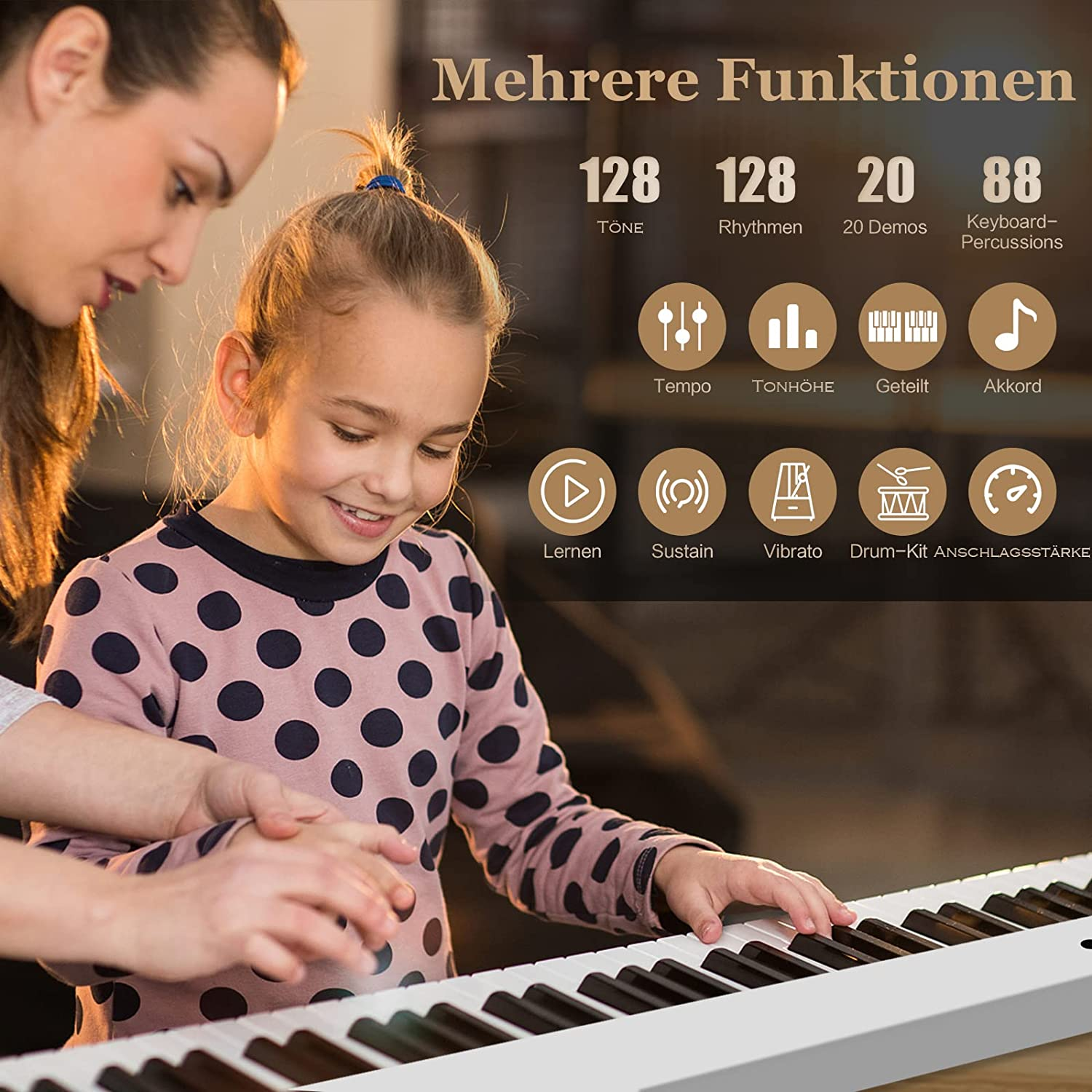 Eine Frau und ein Mädchen spielen ein weißes Digitalpiano mit mehreren beschrifteten Funktionen.