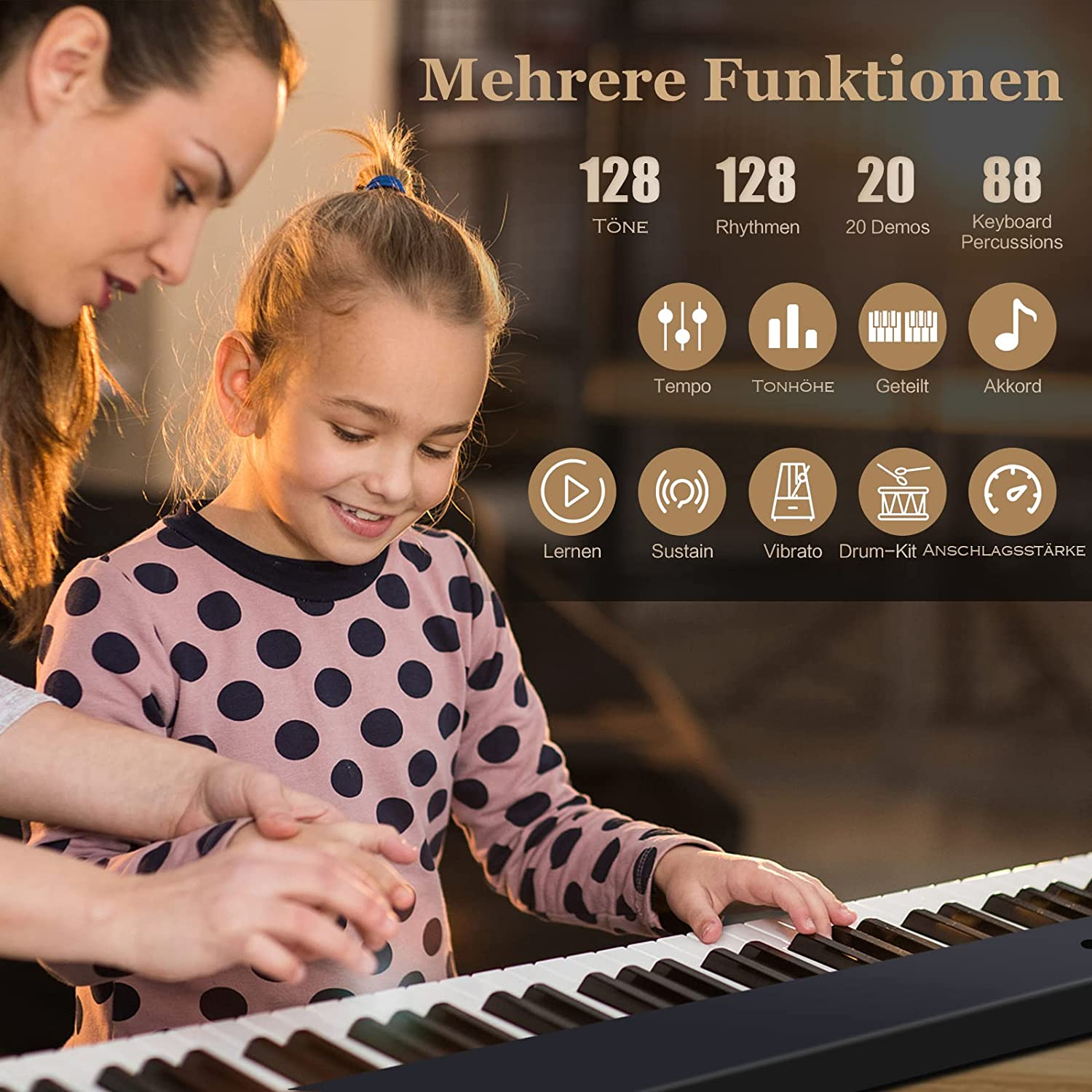 Eine Frau bringt einem Kind das Klavierspielen bei. Das Klavier hat viele Tasten und Funktionen.