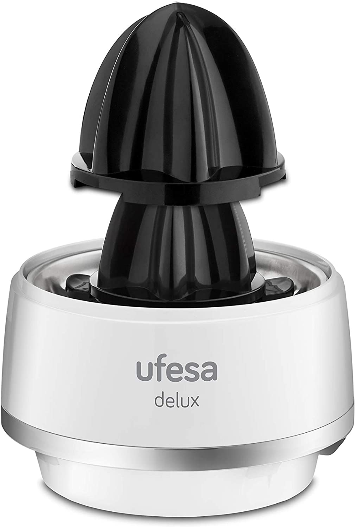 Una exprimidora de cítricos Ufesa blanca y plateada con un reamer negro. El fondo es blanco.